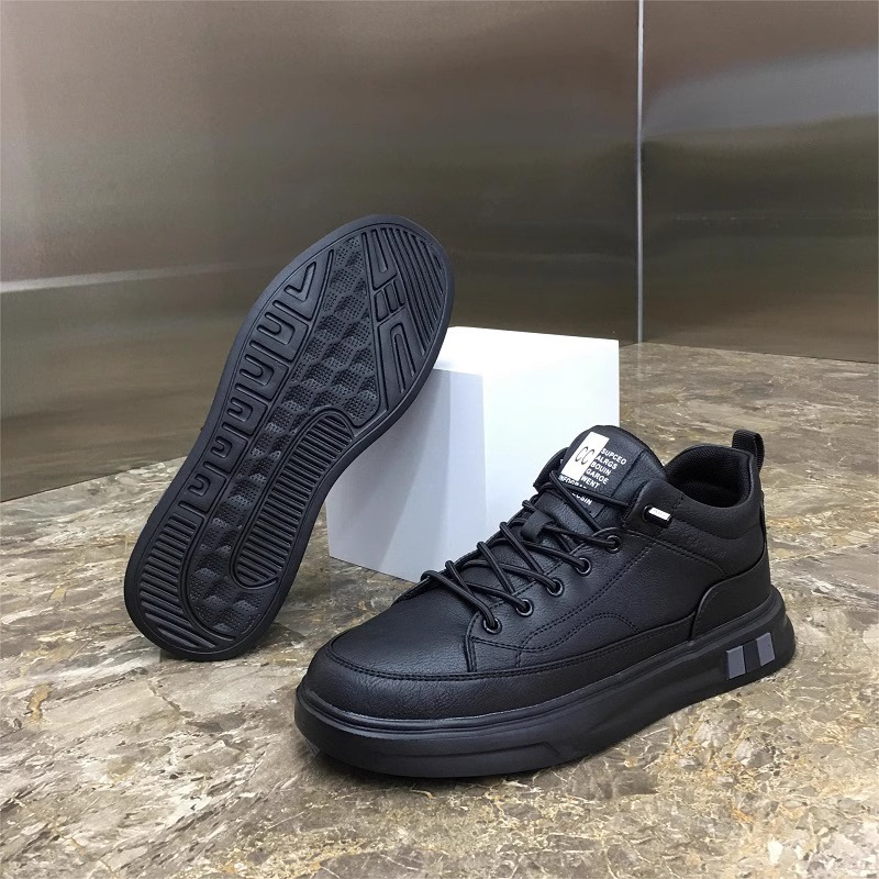 Nuevos zapatos para hombres de color sólido, zapatos de skate de cuero negro impermeable, zapatos casuales de moda para hombres, zapatos al por mayor.