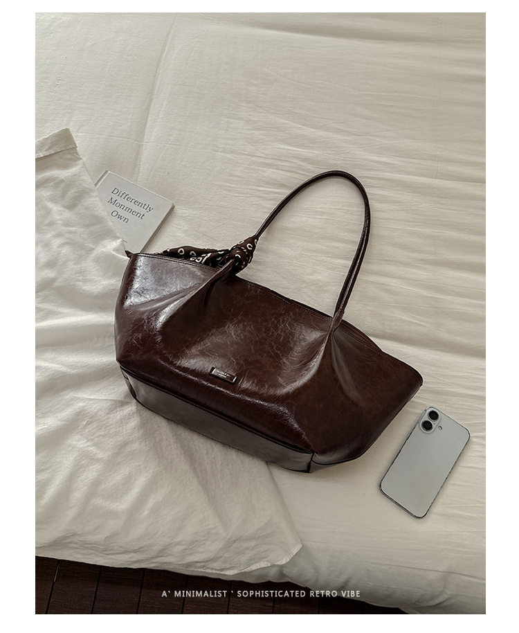 Túi tote nữ đeo vai thiết kế tối giản dáng shopping cỡ lớn — Cà phê màu lụa miễn phí khăn, Khăn lụa đen, Nâu lụa miễn phí khăn, Màu cà phê với khăn lụa chi tiết 5