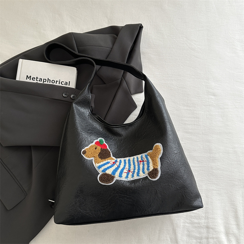 Simple y de alto valor exterior de moda bajo la axila 2024, otoño y invierno nuevo estilo coreano de gran capacidad de bolso de hombro de dibujos animados