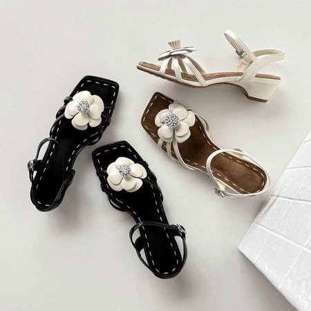 Gentle Evening Breeze Sheepskin Camellia Square Toe Chunky Heel Open Toe Sandals 2026 Summer Versatile Fairy Beach High Heels