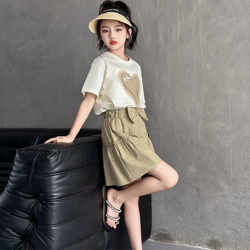 Girls' summer outfit 2024 new Korean version mid size short sleeved top, wide leg shorts, children's stylish two-piece_voghion.com