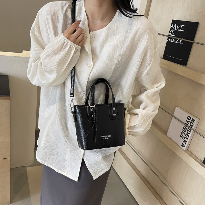 Bolsa de balde plegable de moda extranjera 2024 nueva bolsa de mujer simple bolsa de hombro universal nicho alta sensación de mochila