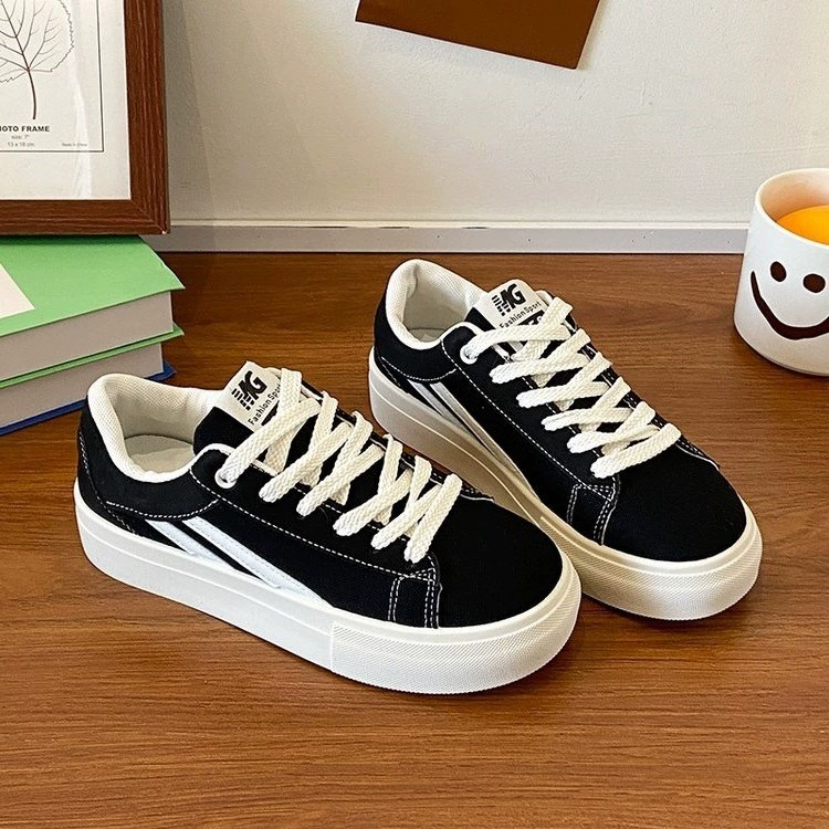 Ретро Color Color Студенческая спортивная обувь Женская весна и осень 2025 Новый дышащий маленький белый туфли на толстой подошве повседневные туфли прилив