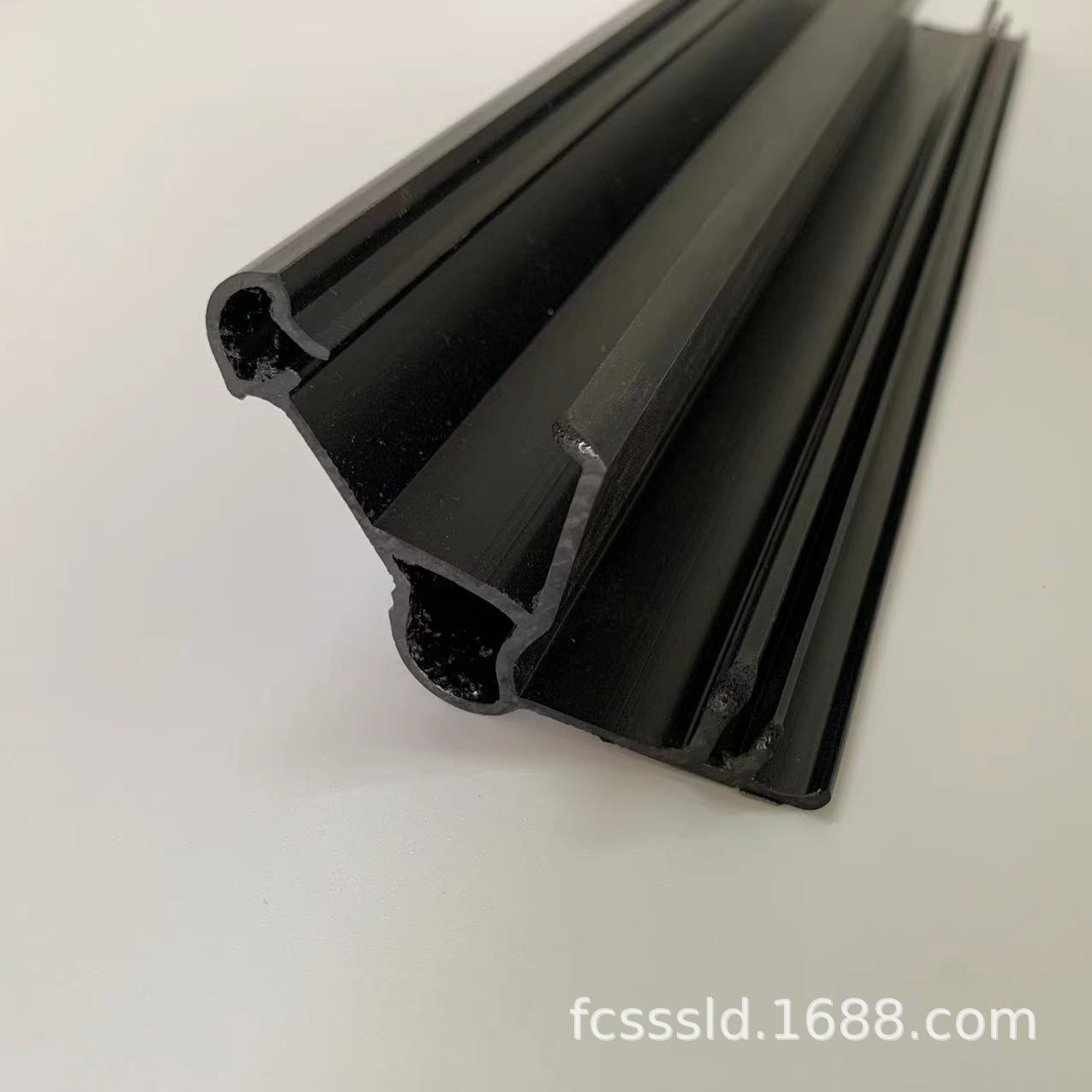 供应PVC软硬共挤型材、PVC管异型材，提供图纸或样品定 制挤出型