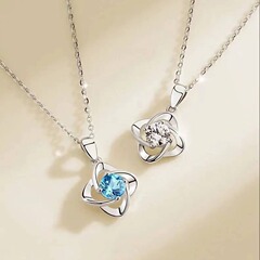 新しいネットの赤い幸運の4枚の葉の草のネックレスの女性のネットの赤い軽くて豪華で簡単なバレンタインデーの誕生日の贈り物は代行を支持します。
