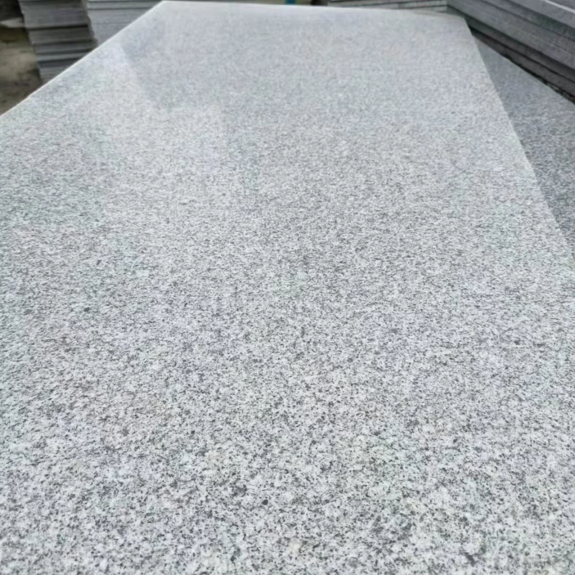 Камень, обработанный огнём, с поверхностью «личи», бордюрный камень, тротуарный камень, гранитный тротуарный камень, каменный материал, гранит цвета «семаський белый».