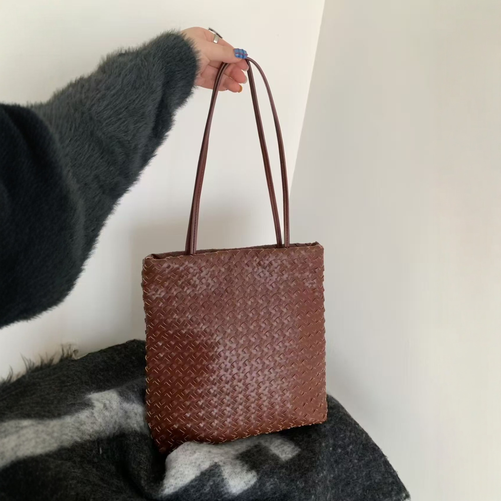 Women's Luxury Vegetable-Tanned Leather Hand-Woven Hobo Underarm Bag Soft Leather Casual Commuter Tote - Thumbnail 3