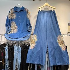 ヨーロッパ駅の重工花のデニムのシャツの女性のゆったりとした襟の釘の玉の上着の高級感の重工の広い足のジーパン