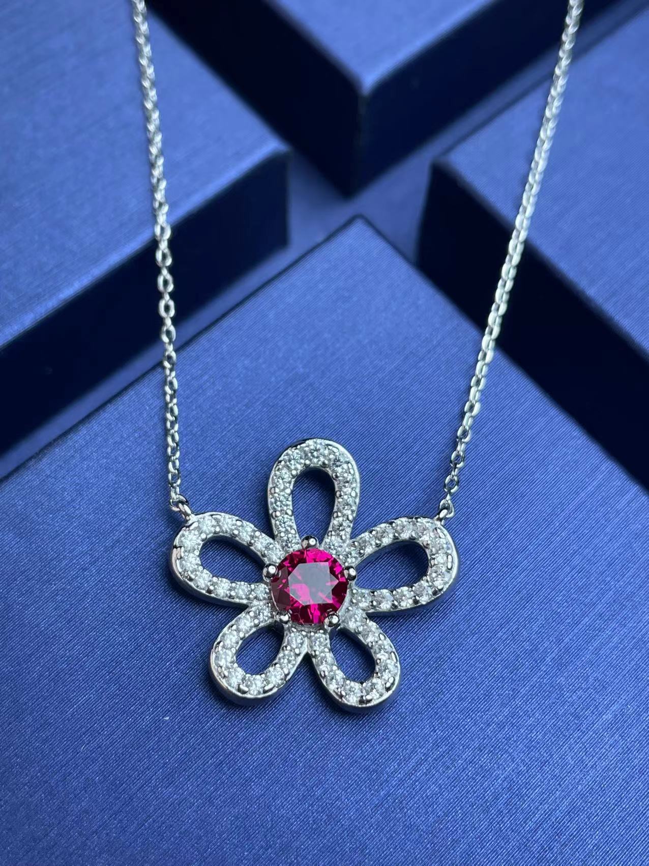 Collar de esmeralda de cultivo de flores personalizadas transfronterizo S925 con incrustaciones de plata para cultivar tesoro de color cadena de clavícula de lujo ligero retro