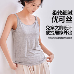 妊婦の授乳キャミソールの中にゆったりとした授乳前ボタンをかけて、妊婦服を調節します。