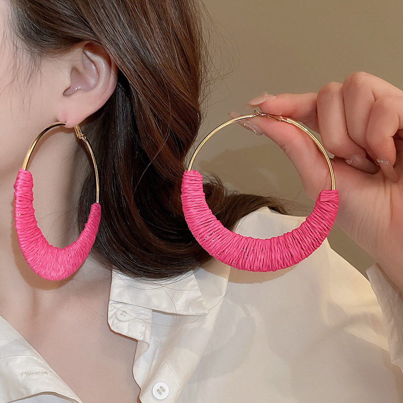 Pendientes redondos con aguja de plata retro estilo de Hong Kong goteo de aceite Pendientes de temperamento de nicho Pendientes de sentido avanzado femenino de verano ligero de moda