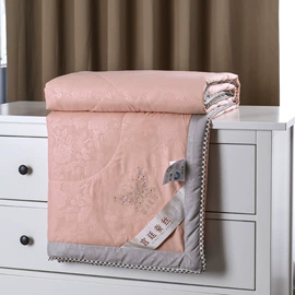 蚕丝被;纤维被;羽绒被