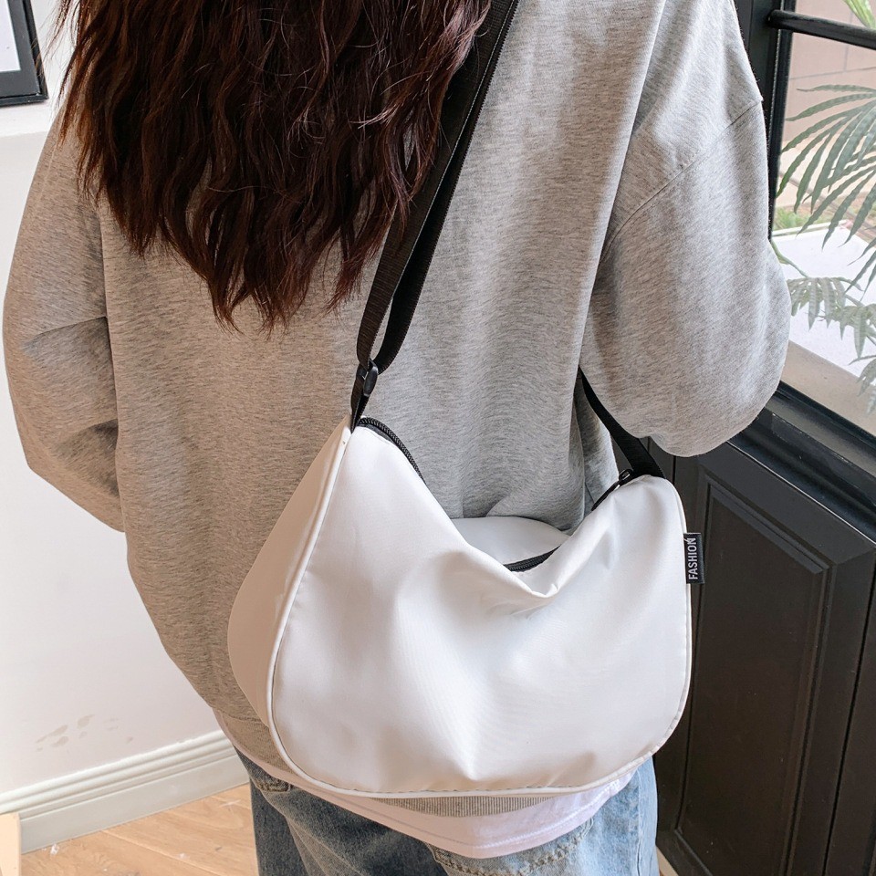 饺子包女2024新款运动休闲牛津布单肩包百搭斜挎旅行大容量月牙包