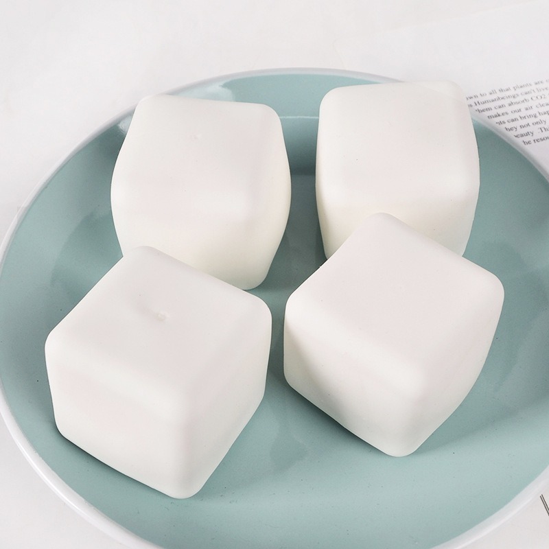 豆腐の塊のつまみの楽しみは豆腐の白い乳の塊をシミュレーションします。|undefined