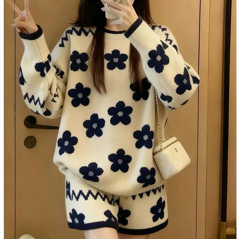 Casual floral knit top and shorts set for women, autumn and winter, elegant and relaxed style, round neck, long sleeves, two-piece outfit