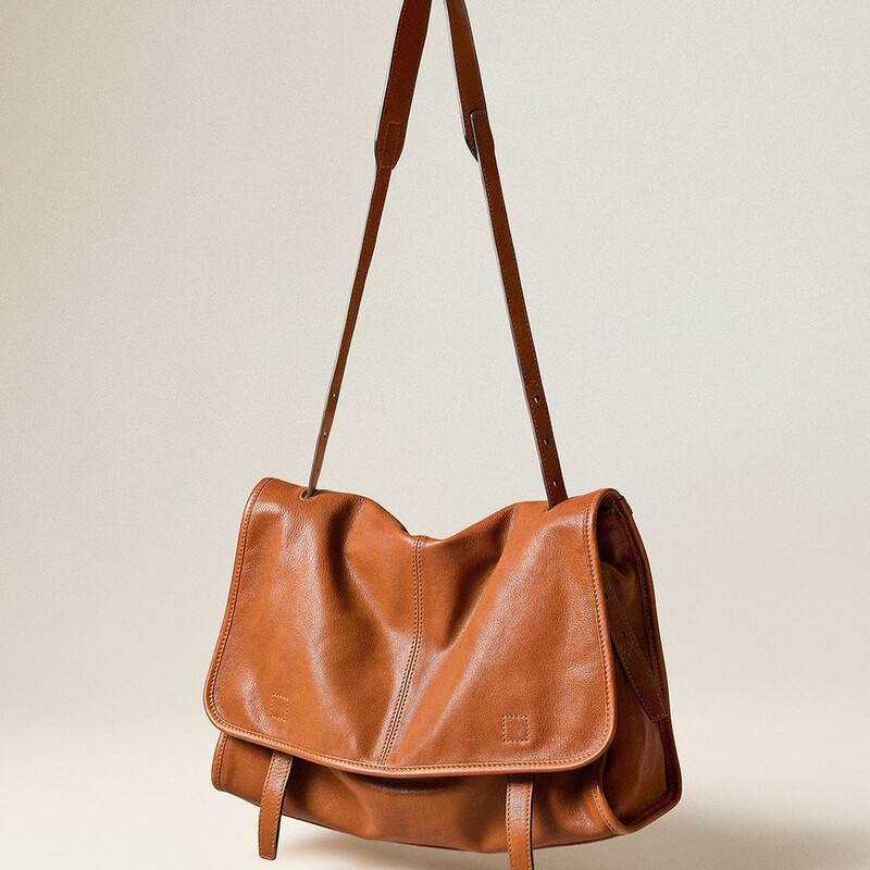 Sheepskin Messenger Bag with Needle-Punched Design, Relaxed Fit, Large Capacity, Suitable for Commuting and Casual Use, Original and Elegant Design for Women Sheepskin Messenger Bag with Needle-Punched Design, Relaxed Fit, Large Capacity, Suitable for Commuting and Casual Use, Original and Elegant Design for Women