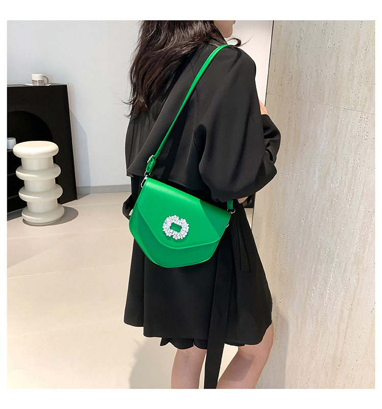 Borsa a tracolla singola con tracolla a triangolo alla moda alla moda 2024, nuova borsa da donna versatile con diamanti color caramella_voghion.com