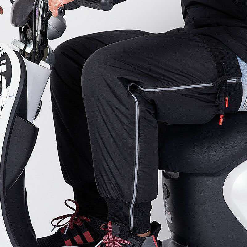 電気自動車の膝保護男は冬にバイクに乗って風を防ぎ、足を保護します。|undefined