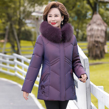 一件代發狐貍毛領女士媽媽裝白鴨絨羽絨服冬季中國風繡花保暖外套