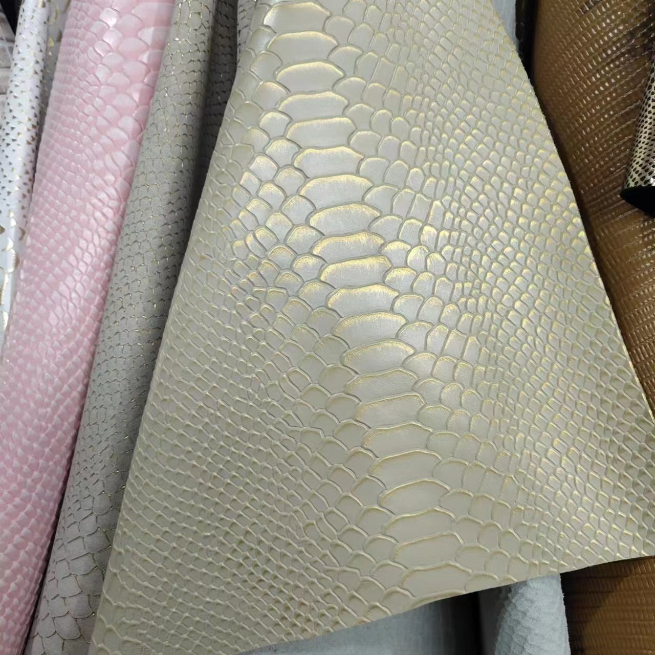 蟒蛇纹牛皮手拿包头层牛皮立体纹理蛇纹真皮皮料蟒蛇纹包包牛皮革