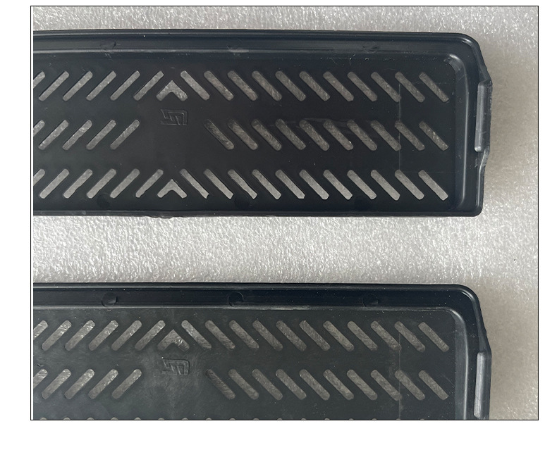 Suitable for 21-23 Tesla Model Y Under-Seat Air Outlet Protective Cover Buckle Black Abs Air Net