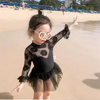 Летний купальник для девочки 2025 года, милый модный кружевной черный купальник с длинным рукавом и защитой от солнца, цельный купальник