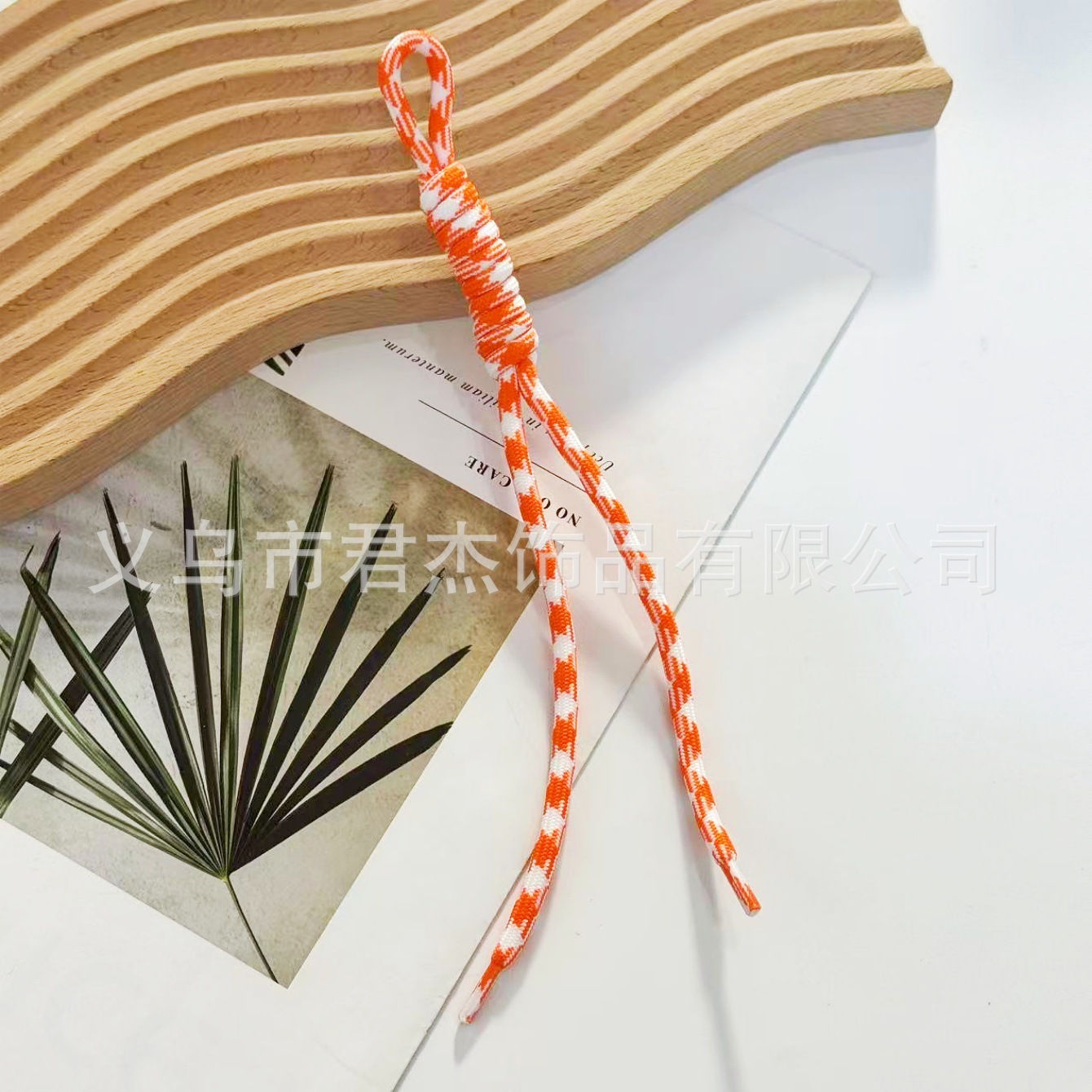 編みカバンのストラップの螺旋の結び紐のiuは鍵のボタンのネットの赤い色の結びの縄の装飾の部品を結びます。