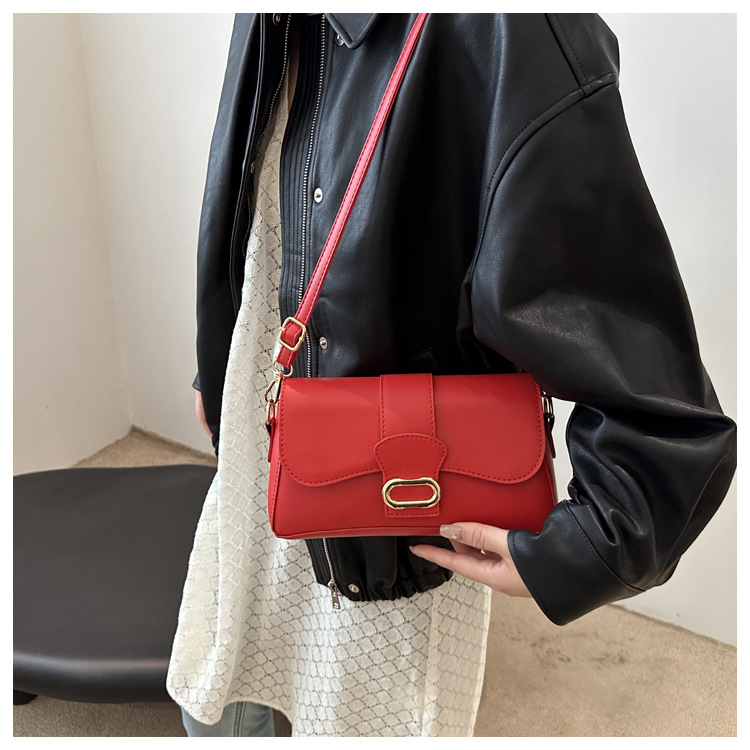 A casual and stylish small bag for women, a new 2024 fashion single-shoulder underarm bag, a retro and fashionable commuting crossbody small square bag undefined