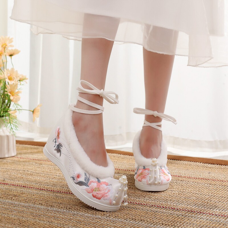 Autumn and Winter Traditional Style Shoes for Women, Hanfu Shoes with Plush Lining, Height-Increasing, Upturned Toe, Embroidered Shoes, Versatile with Ancient Costumes, Ming and Song Dynasty Style