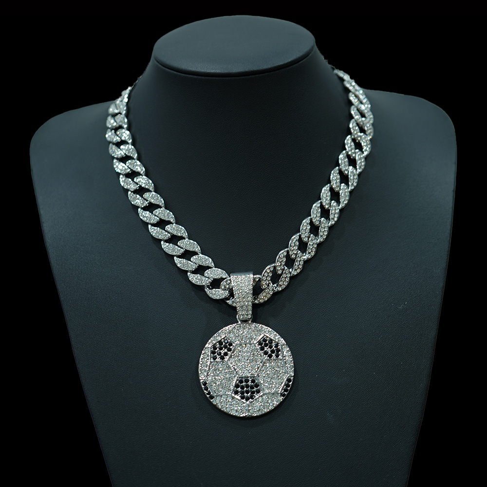 Europa y Estados Unidos venta caliente transfronteriza Copa del mundo lleno de diamantes fútbol aleación colgante cadena cubana para hombres collar joyería al por mayor image 7