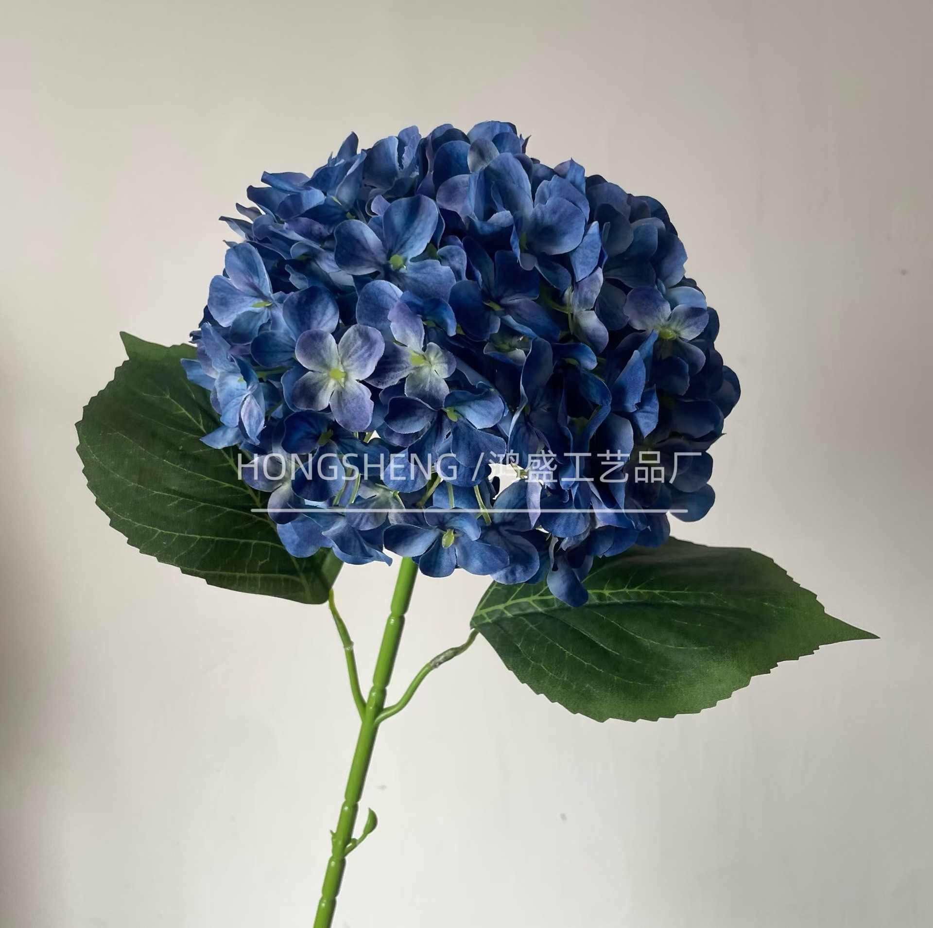 진한 파란색