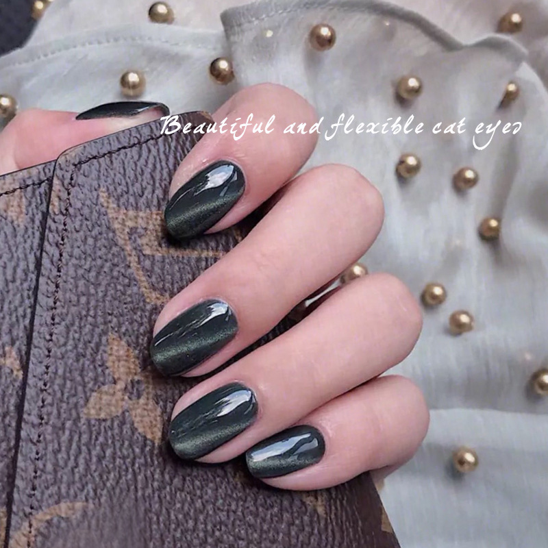 Magnetic nail polish for manicure