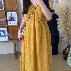 フレンチファッションデザイン刺繍中空ノースリーブサスペンダースカート女性の夏の新しいvネックルーズスリムドレス