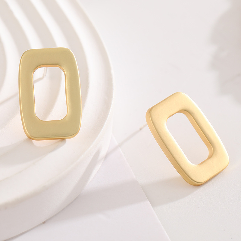 Pendientes geométricos metálicos europeos y americanos para mujer nuevo estilo frío pendientes de alta gama Pendientes de temperamento simple al por mayor en stock