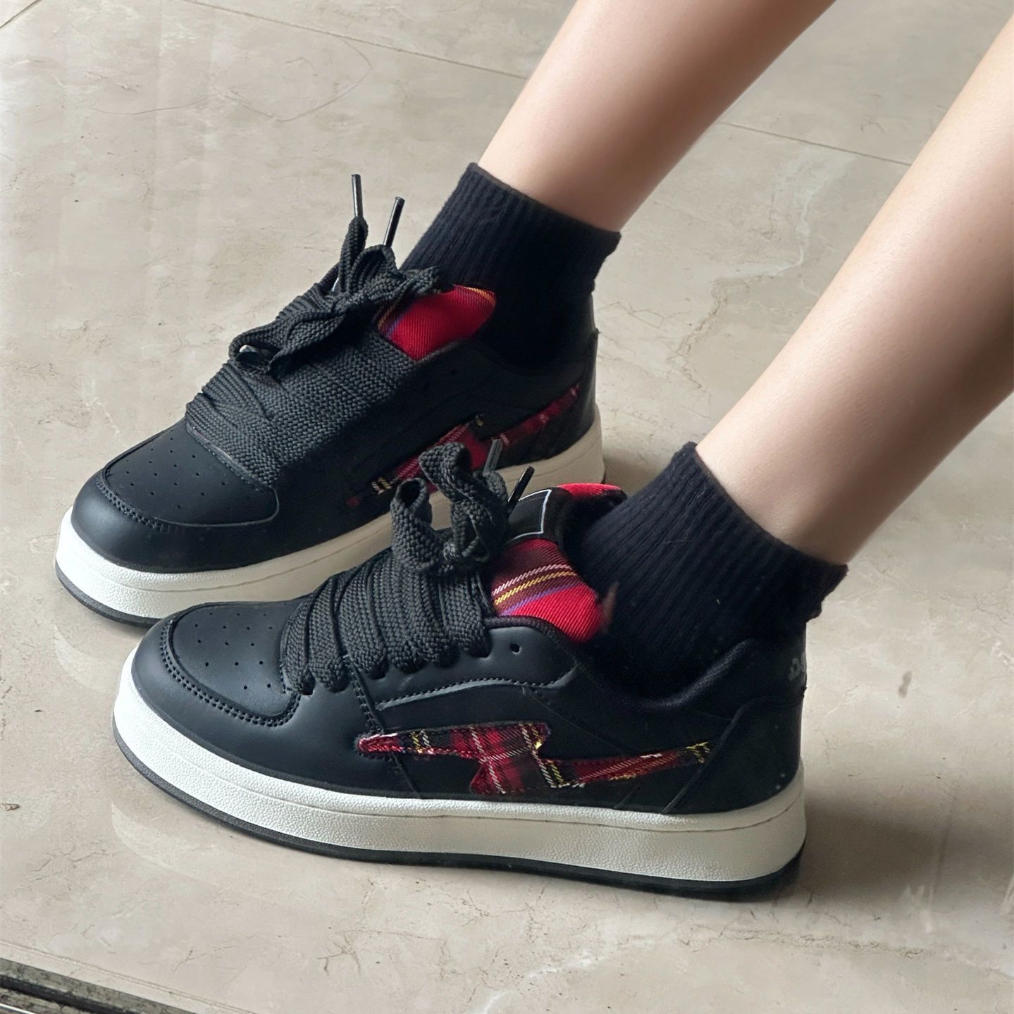 Zapatos blancos de suela gruesa para mujer 2025 nueva suela gruesa de otoño aumento de zapatos deportivos casuales de todo fósforo zapatillas de deporte ligeras y transpirables