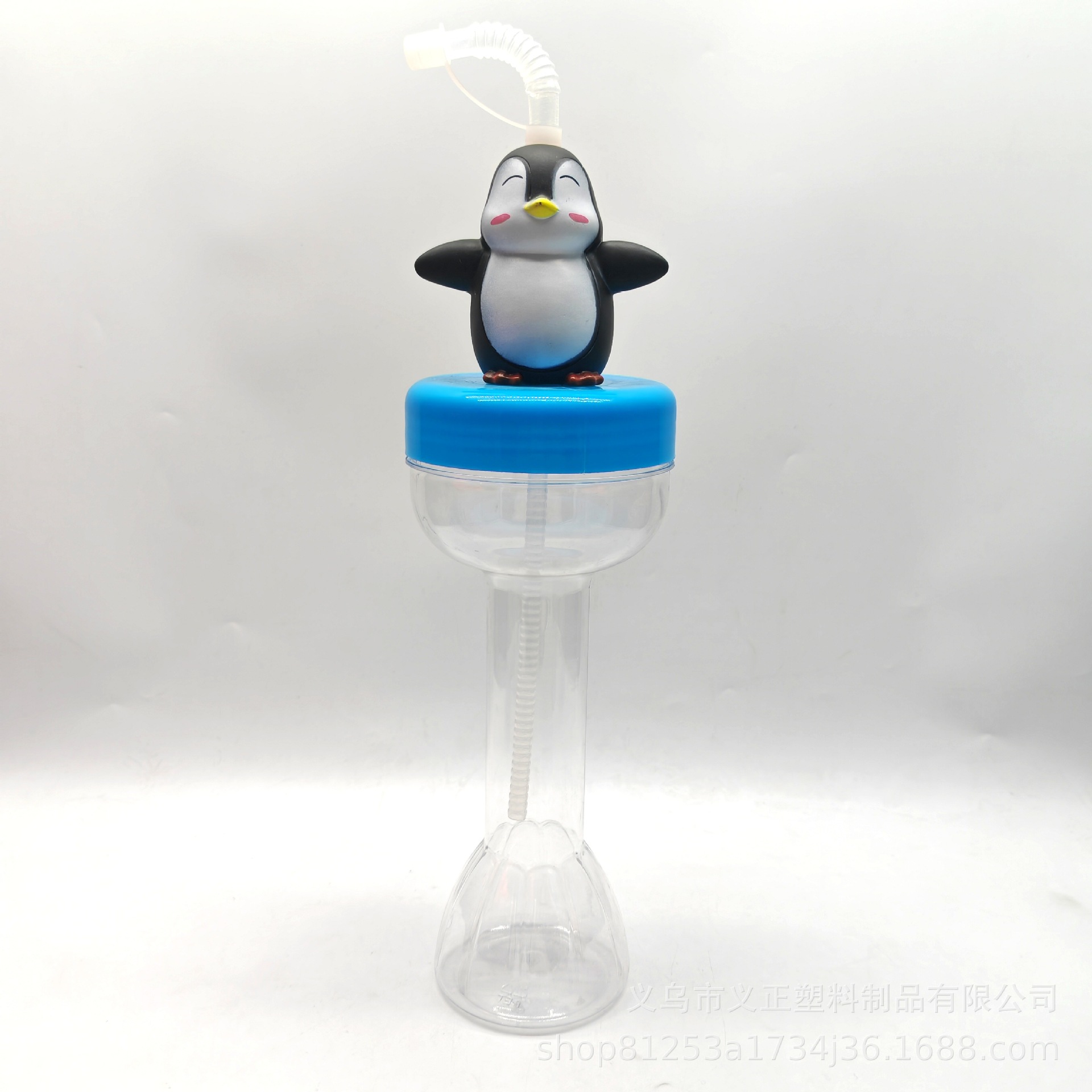 El acuario en stock establece todo tipo de tazas de animales marinos, botellas de dibujos animados de tiburón y ballena, tazas con mancuernas grandes, tazas con pajitas, venta caliente