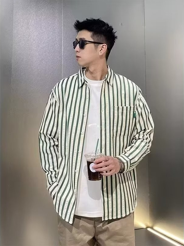 Camisa de manga larga con costuras a rayas verdes de estilo cocido ligero para hombre