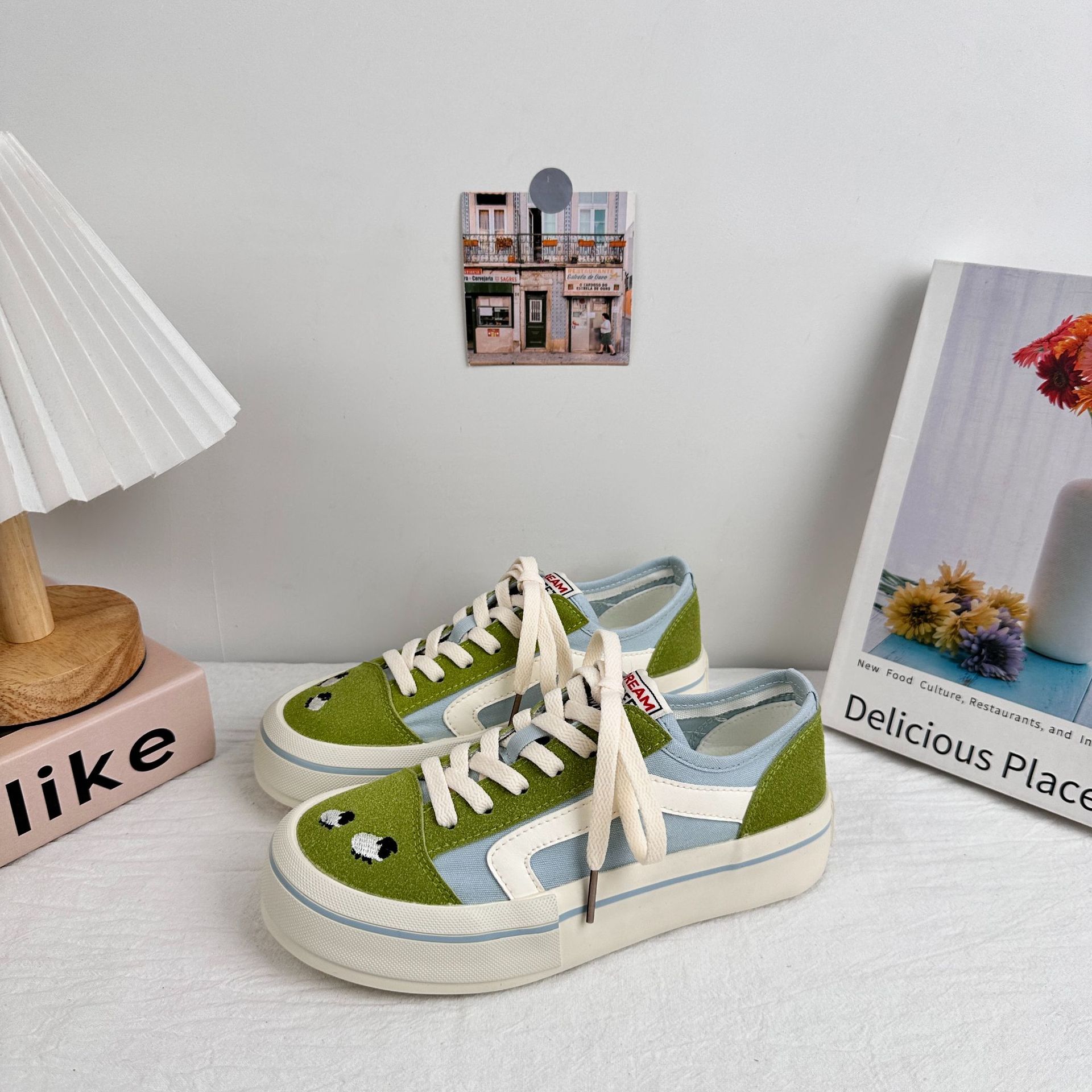 Yuanbo nuevos zapatos de lona 2025 explosión de zapatos de mujer de verano universal nicho bordado zapatos de skate zapatos de suela gruesa zapatos blancos image 3