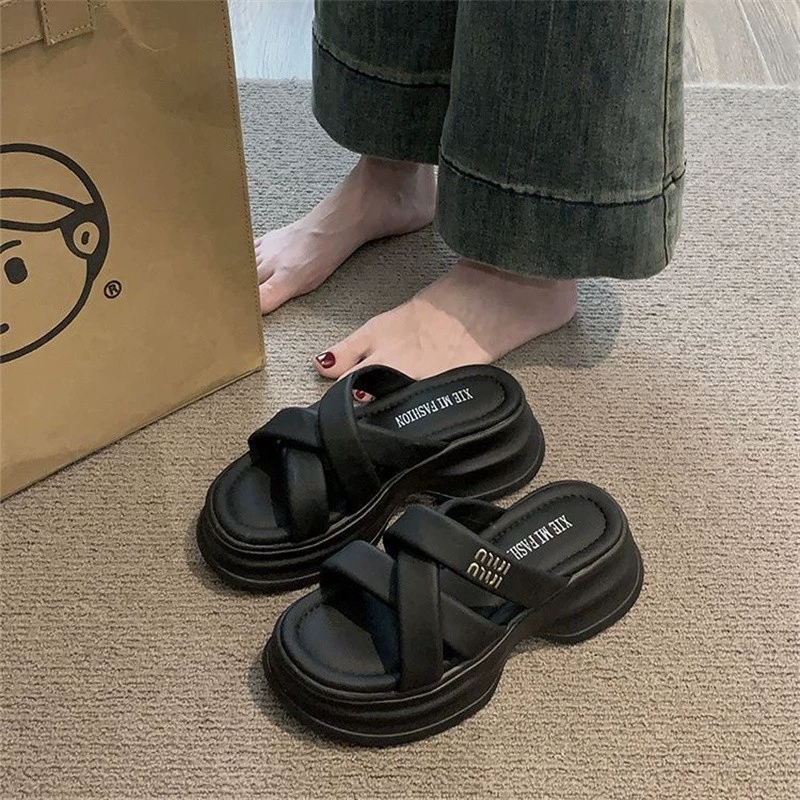 Тапочки интернет-знаменитостей для женской летней верхней одежды 2025, супер горячий новый стиль, пляжные сандалии на платформе на толстой подошве во французском стиле с юбкой, римские сандалии