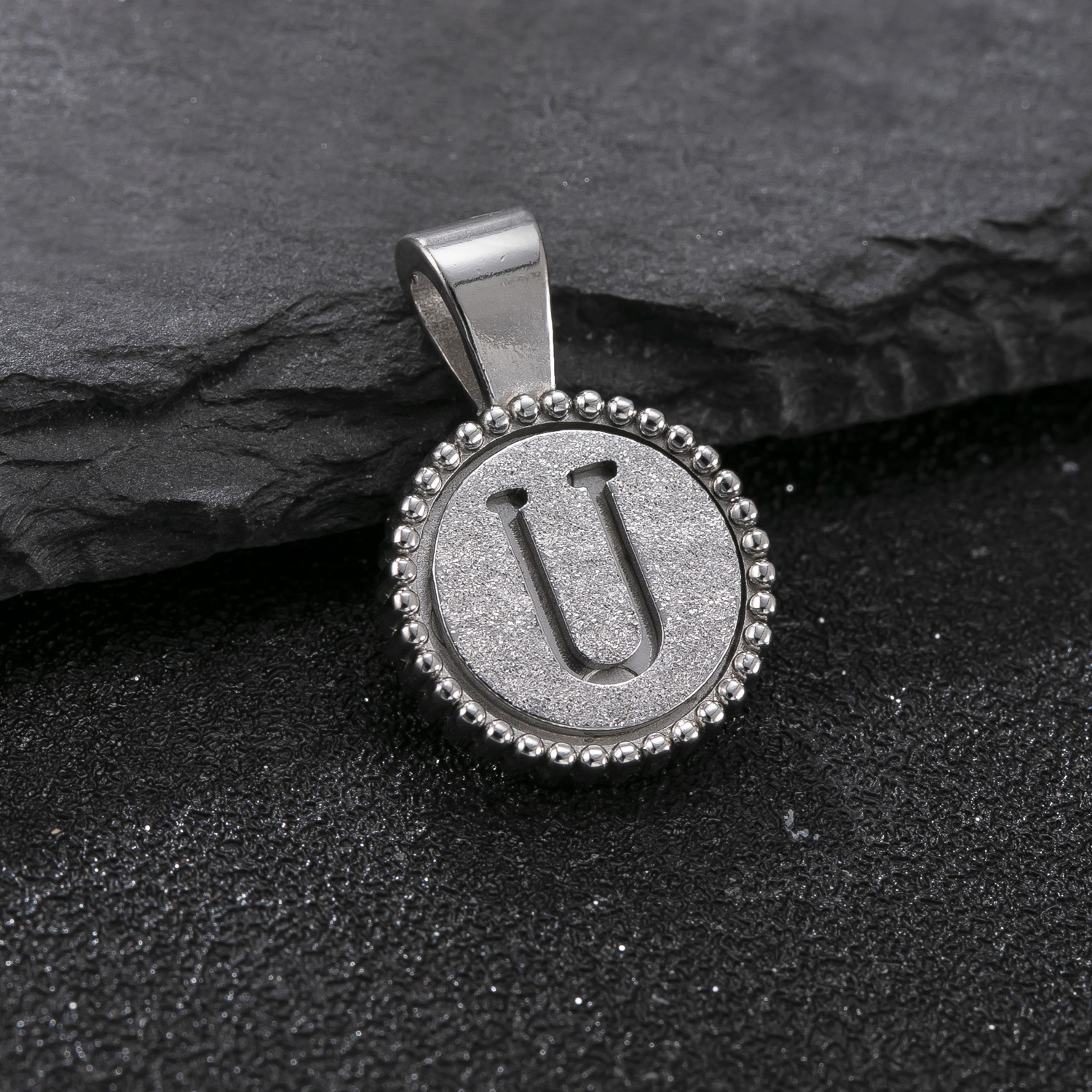 Colgante único Joyas de acero de titanio transfronterizas Marca redonda 26 letras inglesas Accesorios para collares Moda Joyería de acero inoxidable salvaje