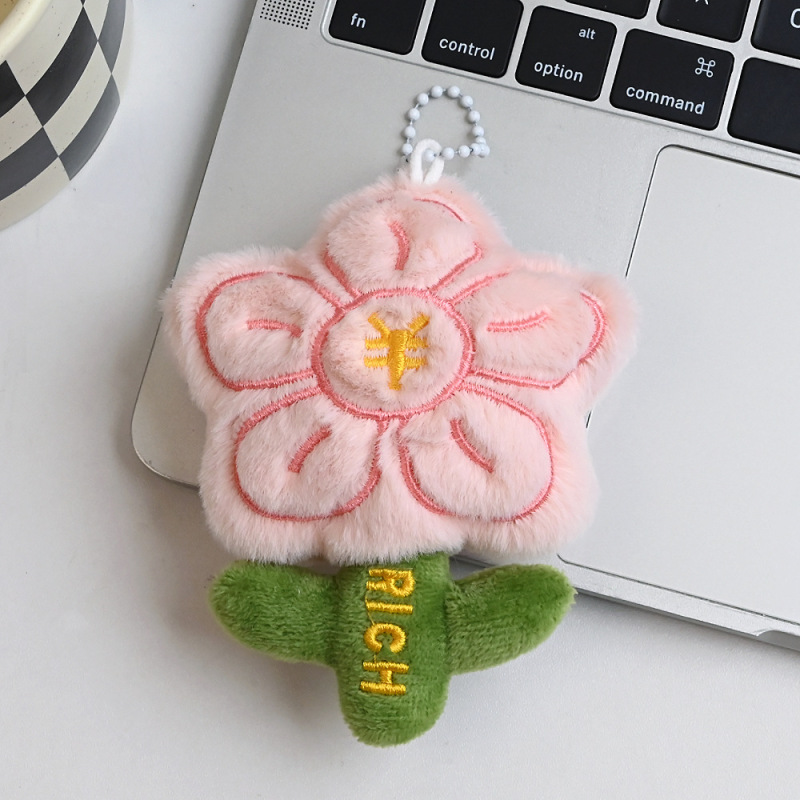 ネットの赤い漫画のぬいぐるみの金持ちの花のペンダントのかわいい人形は桃の花の公の子の包みのペンダントを招きます。|undefined