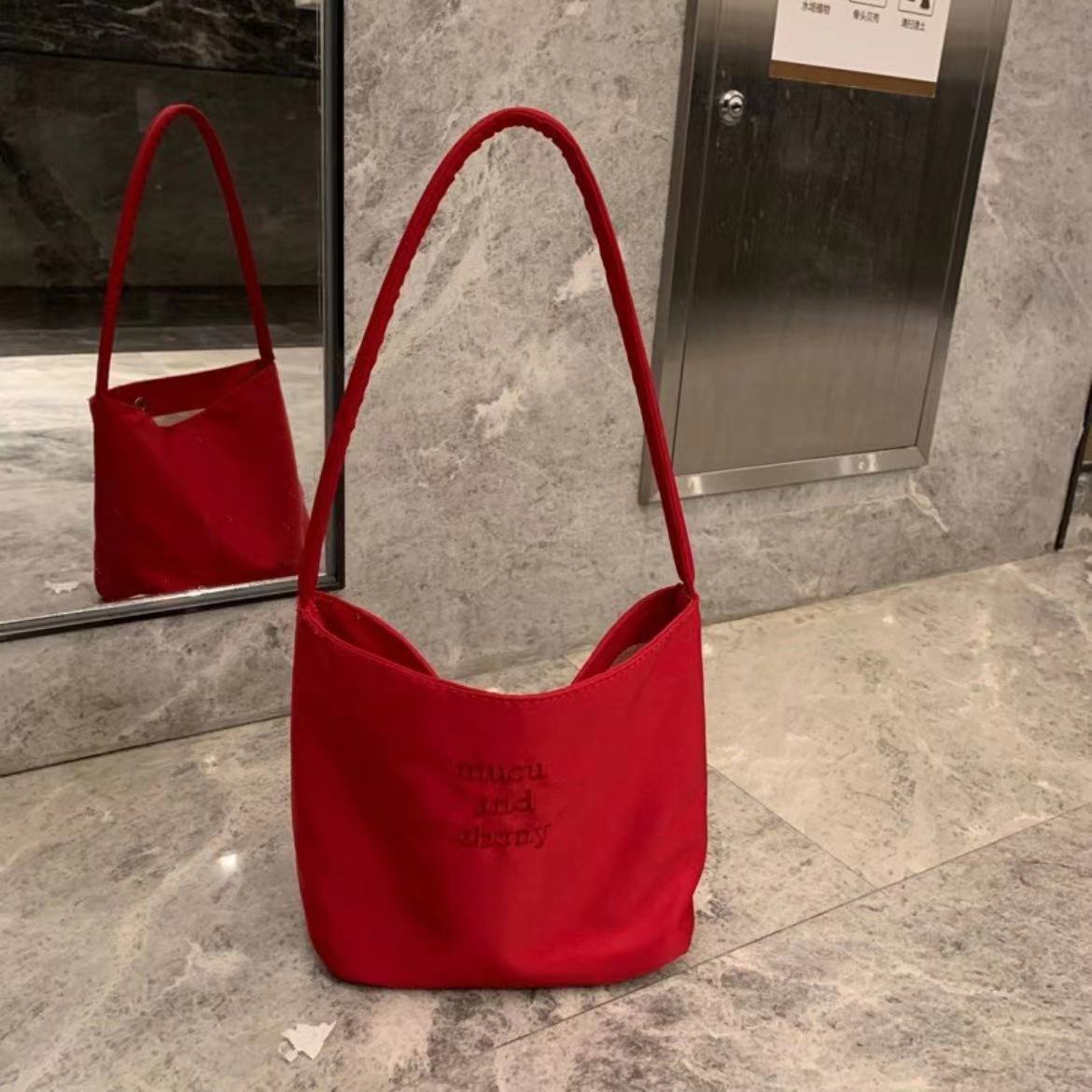 South Korea niche fashion high-looking commuter bag embroide..