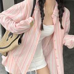 怠惰な風の縞の薄い長袖の日焼け止めのシャツの女性の夏の新型のゆったりしている百合のカジュアルな中の長い上着の潮