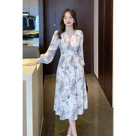 显瘦2025春装芙蓉缎复古v领印花连衣裙女早秋中长裙收腰碎花裙