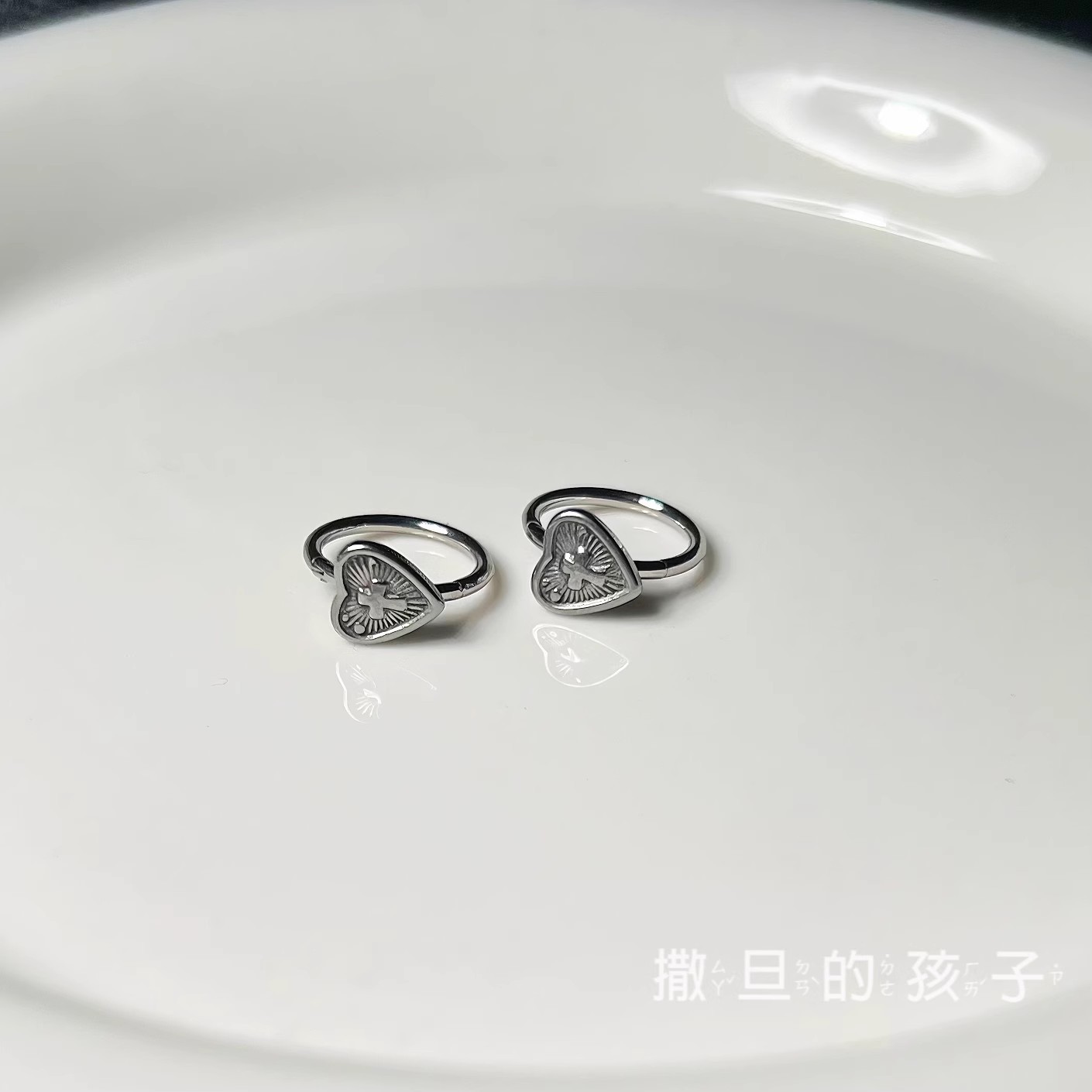 Silver pointed spike labret stud material detail