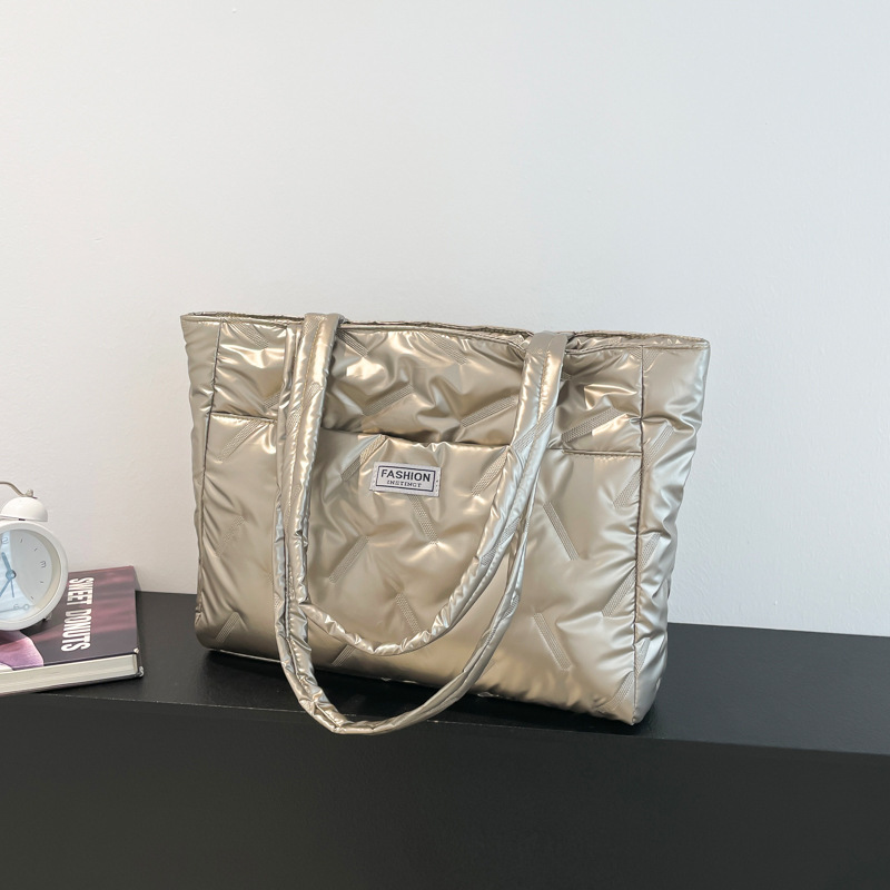 Bolsa de hombro de algodón de perla plegable para mujeres 2024 otoño y invierno nueva bolsa de transporte de pluma de moda de gran capacidad bolso especial