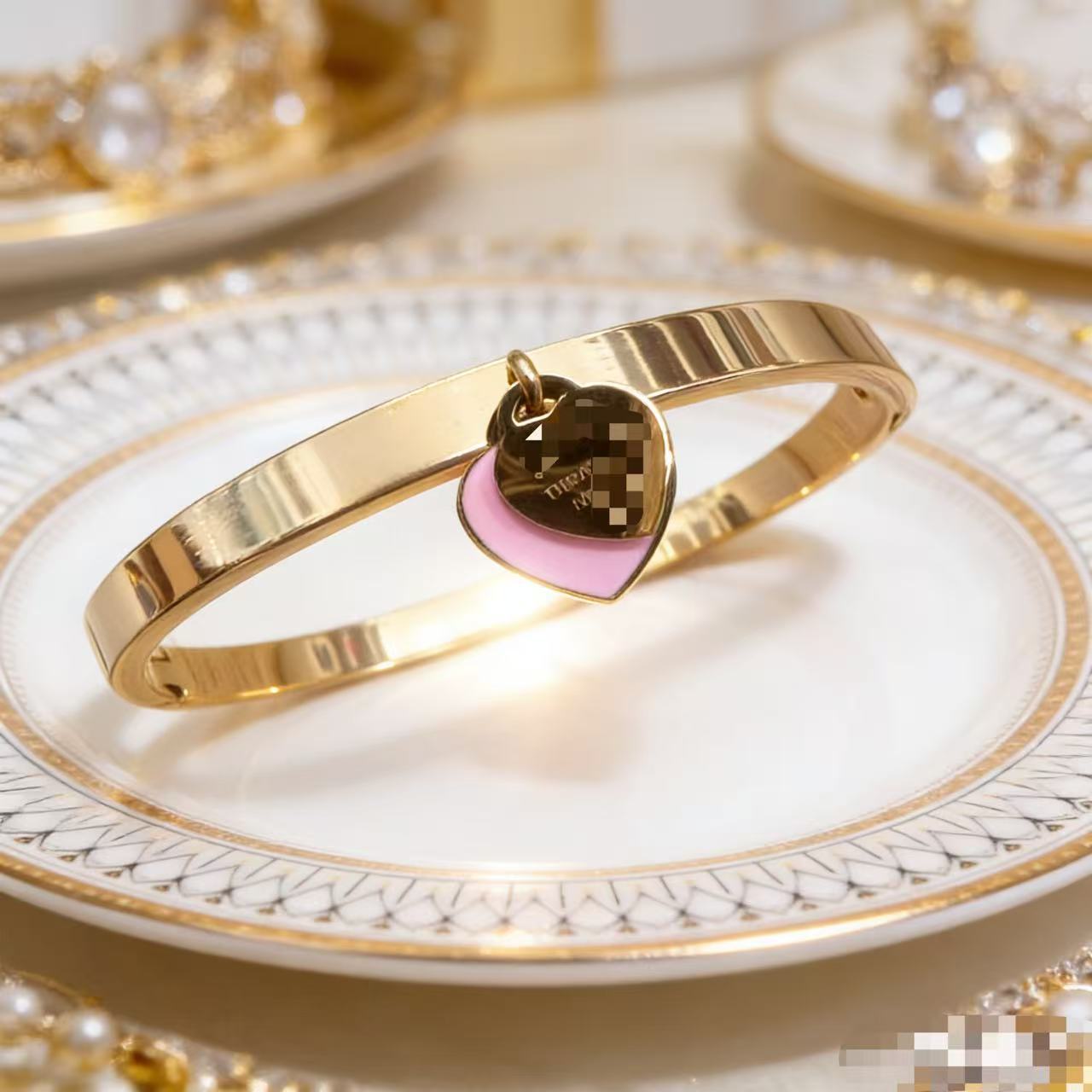 2025 新しいヨーロッパとアメリカのビッグブランドチタン鋼ブレスレット非退色ステンレス鋼ブレスレットバックルオープニングハンドジュエリー卸売