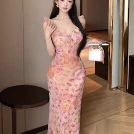 甜美粉色碎花吊带连衣裙女夏季2025新款法式高级感小个子度假长裙