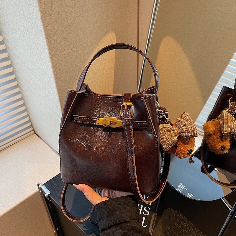 Otoño y invierno bolso de cubo de mano mujer 2025 nuevo estilo de alta calidad retro bolso de hombro universal de transporte público bolso de mujer