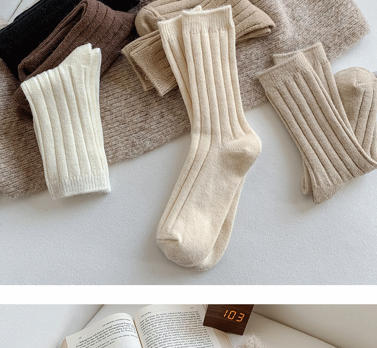 Women's Simple Style Solid Color Blending Wool Crew Socks A Pair display picture 1